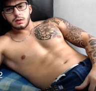 Calicheneit2: ¡un joven camboy colombiano tatuado de alto voltaje te espera!